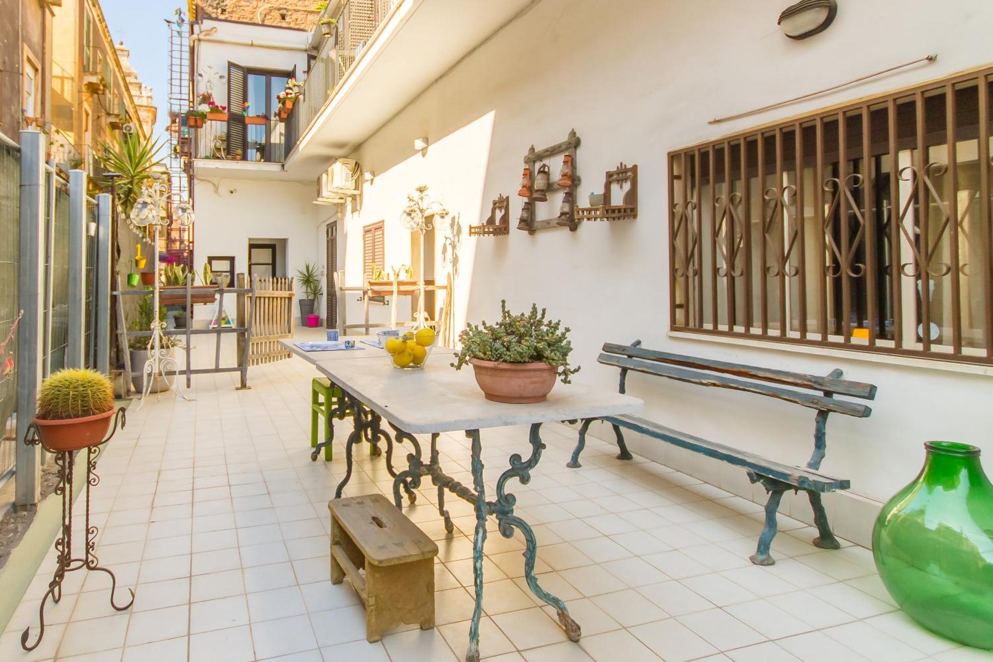 Arte House In The Historical Catania - Happy Rentals Eksteriør billede